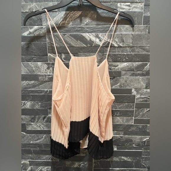 Pleated Cropped Tank Top - Picture 3 of 4